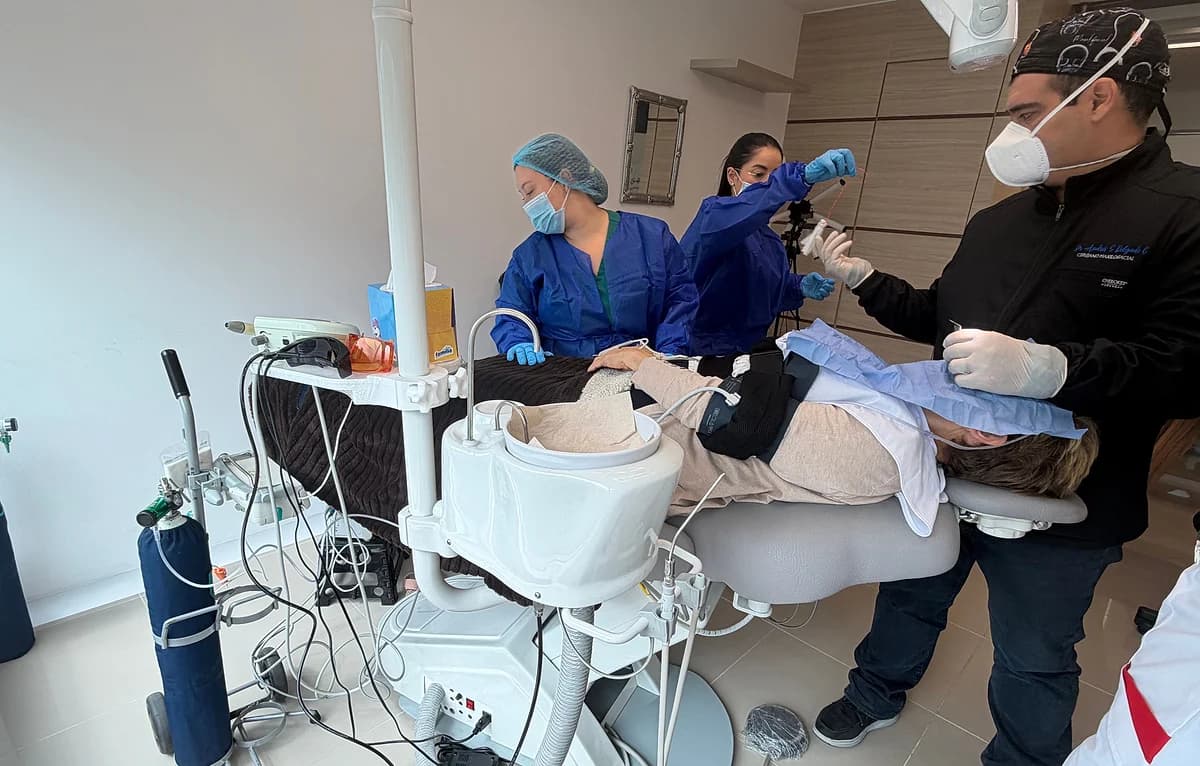 Cirugía de implantes bajo sedación consciente en consultorio, con anestesiólogo y monitorización