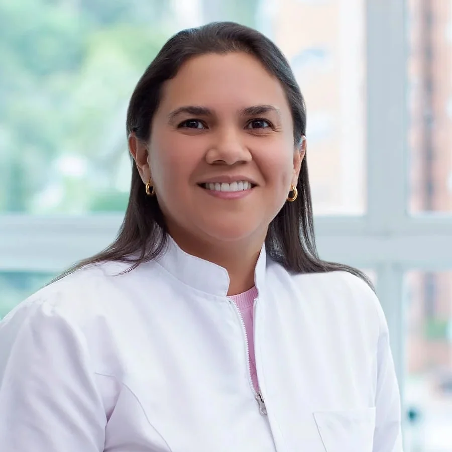 Dra. Carolina Macareno, odontóloga especialista en rehabilitación oral, estética e implantología en El Poblado, Medellín