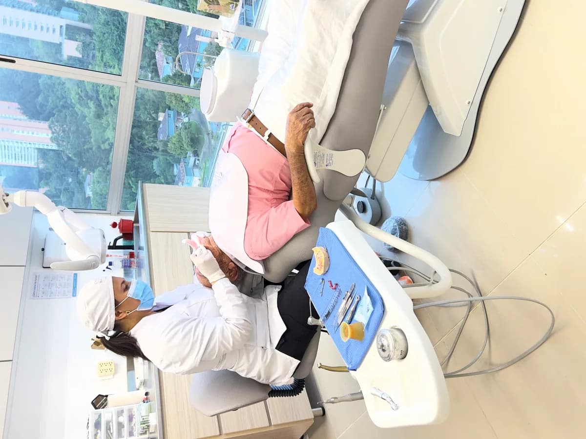 Dra. Carolina Macareno usando escáner digital 3D intraoral — Tecnología de punta en Medellín